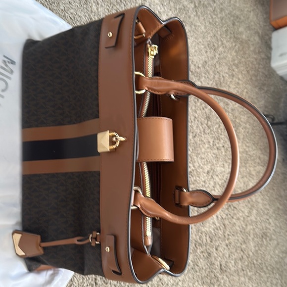 MK Michael Kors barely used arm/shoulder bag brown with gold hardware - Picture 2 of 8